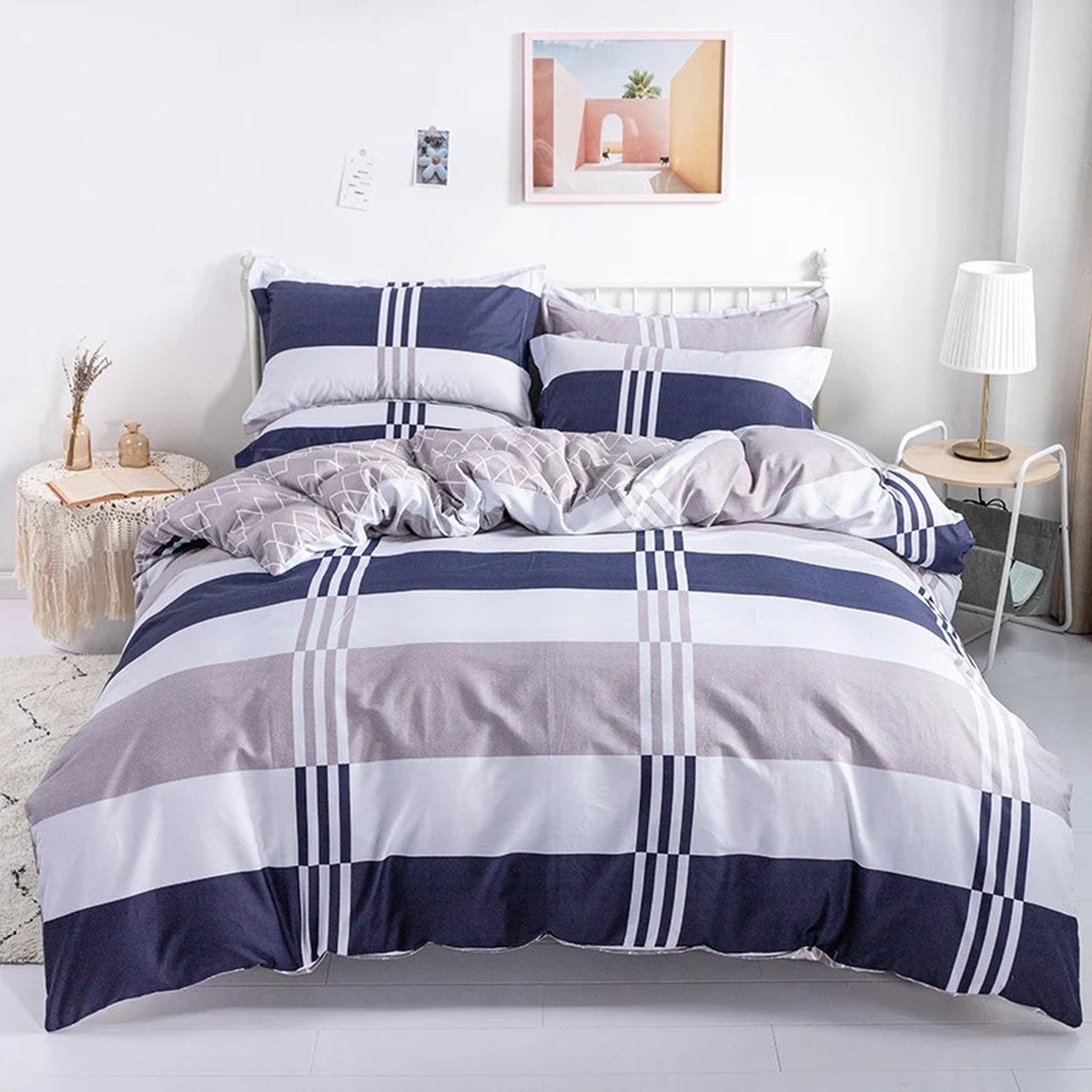 Housse de couette à carreaux marine sur un lit dans une chambre lumineuse