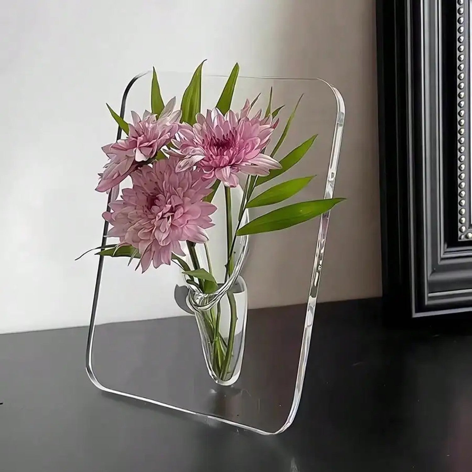 Vase à fleurs rectangle en acrylique transparent avec des chrysanthèmes roses