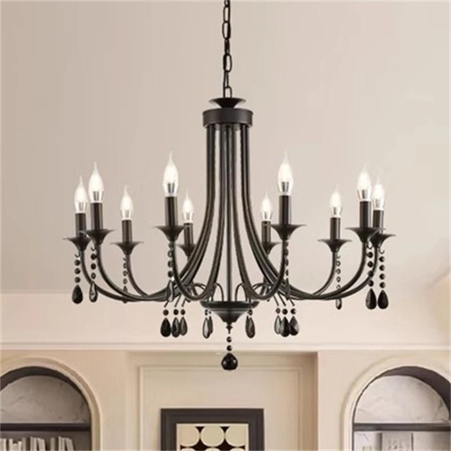 Lustre cristaux noirs 8 bras installé en intérieur