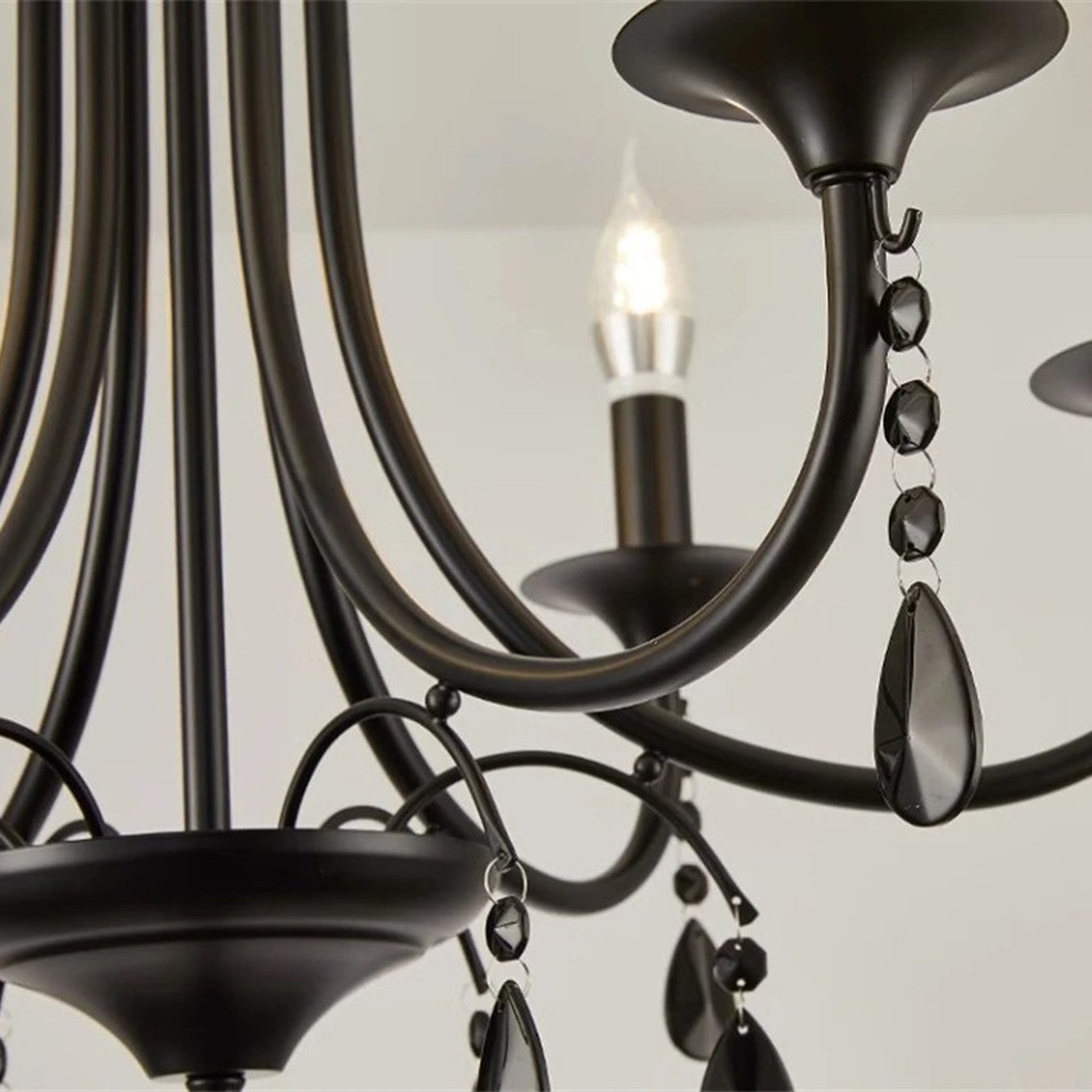 Détail des cristaux noirs suspendus en cascade