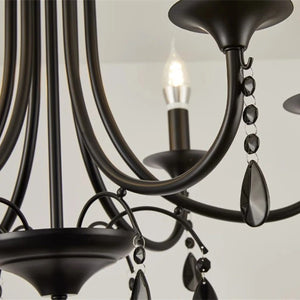 Détail des cristaux noirs suspendus en cascade