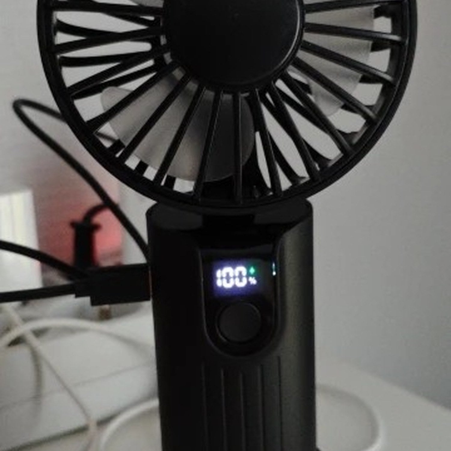 Détail de l'écran LED du ventilateur portable avec câble de charge