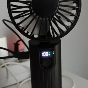 Détail de l'écran LED du ventilateur portable avec câble de charge