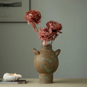 Vase rustique boule en céramique garni de fleurs roses séchées