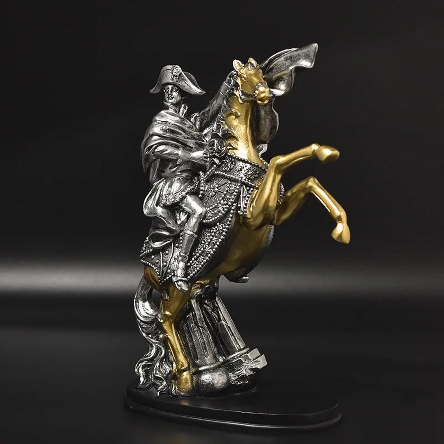 Statue Napoléon à cheval en résine bicolore argent et or sur fond sombre élégant