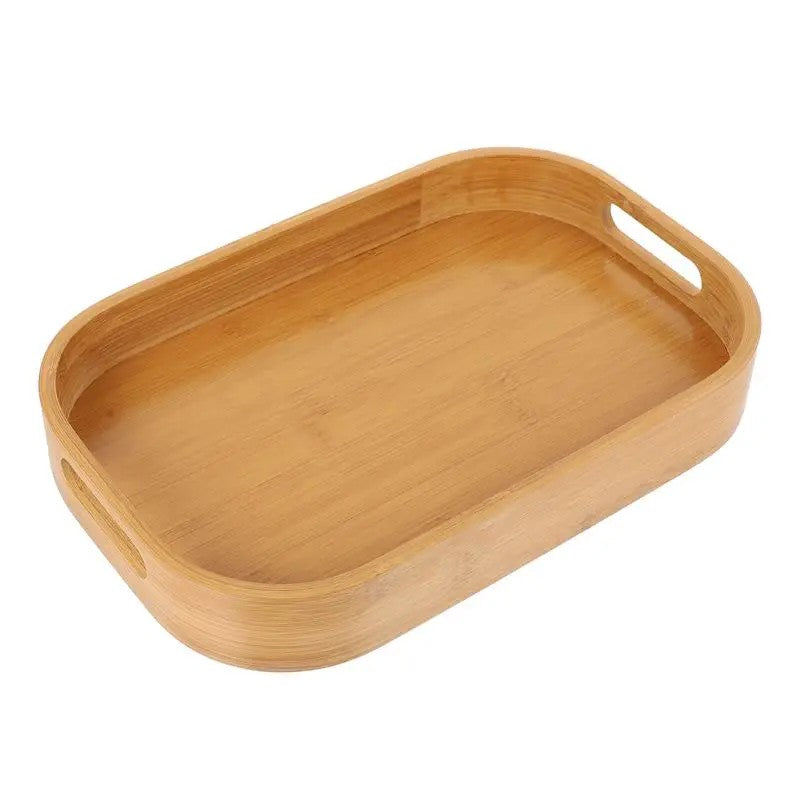 Plateau de service rectangulaire en bambou vu de trois quarts avec poignées découpées