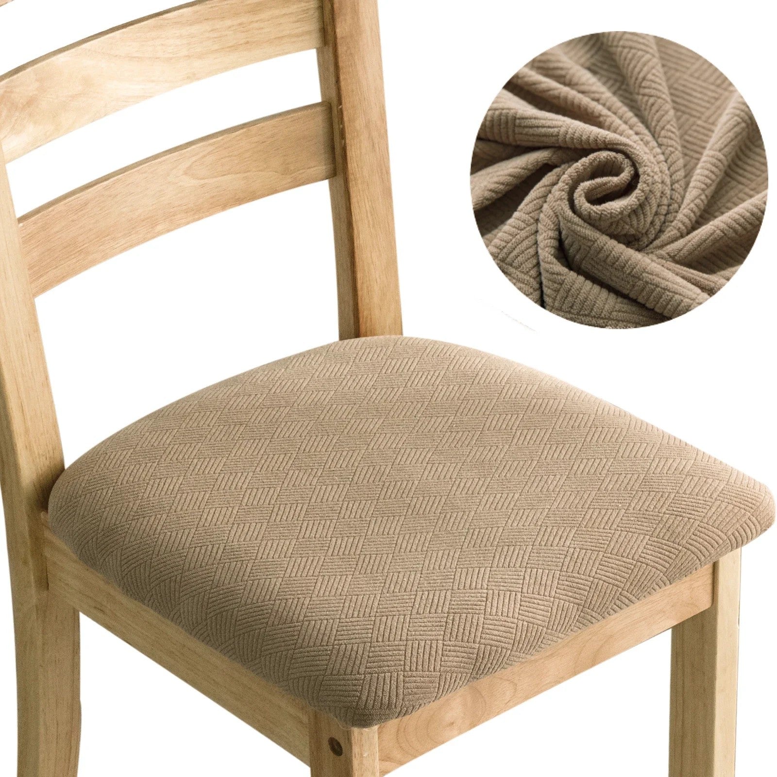 Housse de siège de chaise en jacquard beige posée sur une assise de chaise en bois