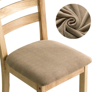Housse de siège de chaise en jacquard beige posée sur une assise de chaise en bois