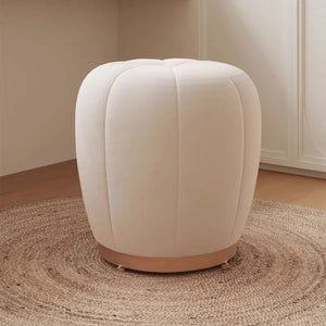Pouf tabouret citrouille crème dans un angle de salon sur tapis en jonc de mer