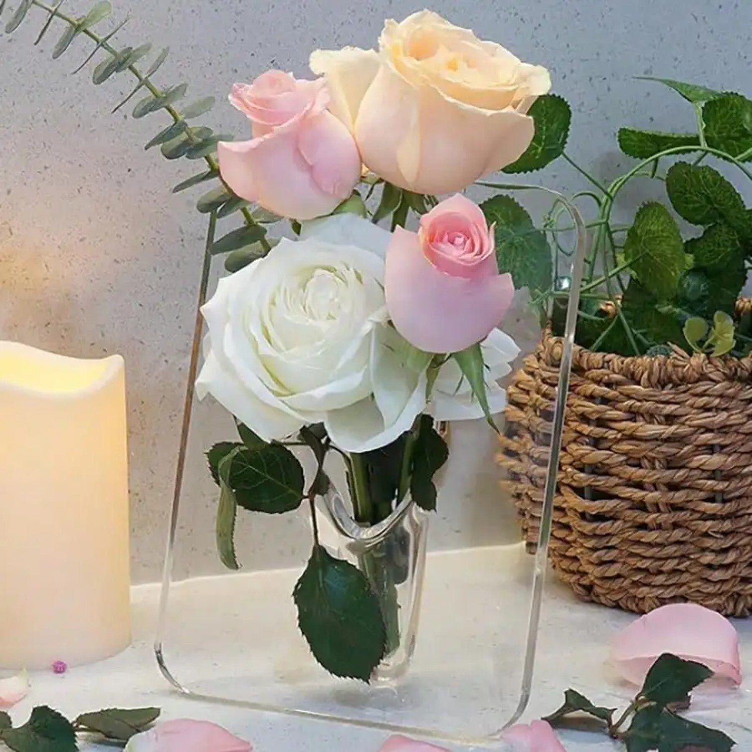Vase à fleurs rectangle en acrylique transparent avec des roses et une bougie