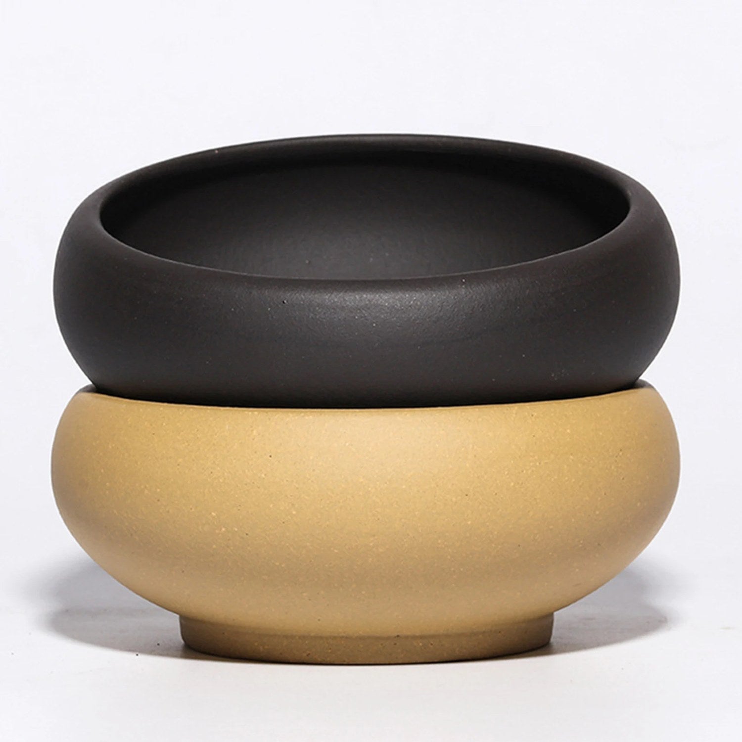 Pots bonsaï en grès rouge empilés vue du dessus