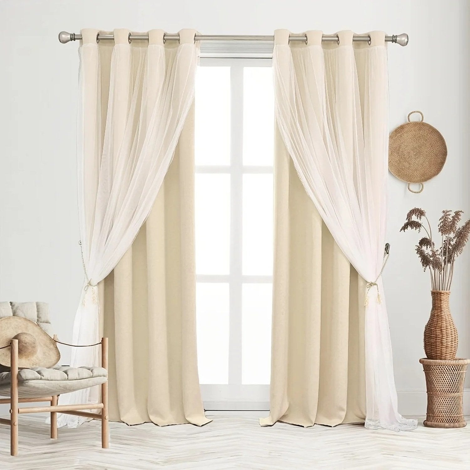 Rideau occultant beige avec voile suspendu devant une fenêtre