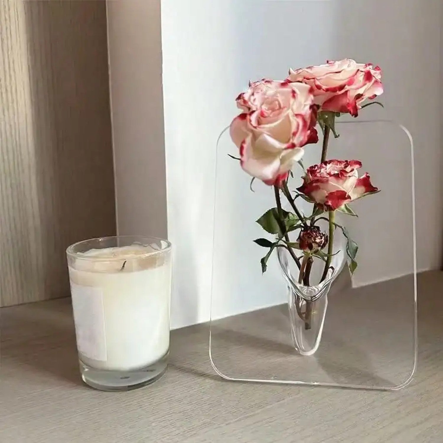 Vase à fleurs rectangle en acrylique transparent avec des roses bicolores et une bougie
