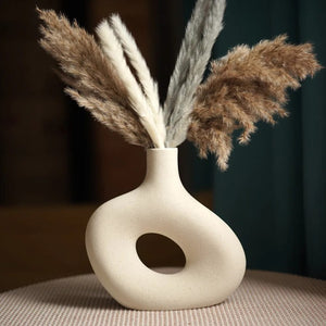 Grand vase en céramique donut blanc cassé garni de pampa