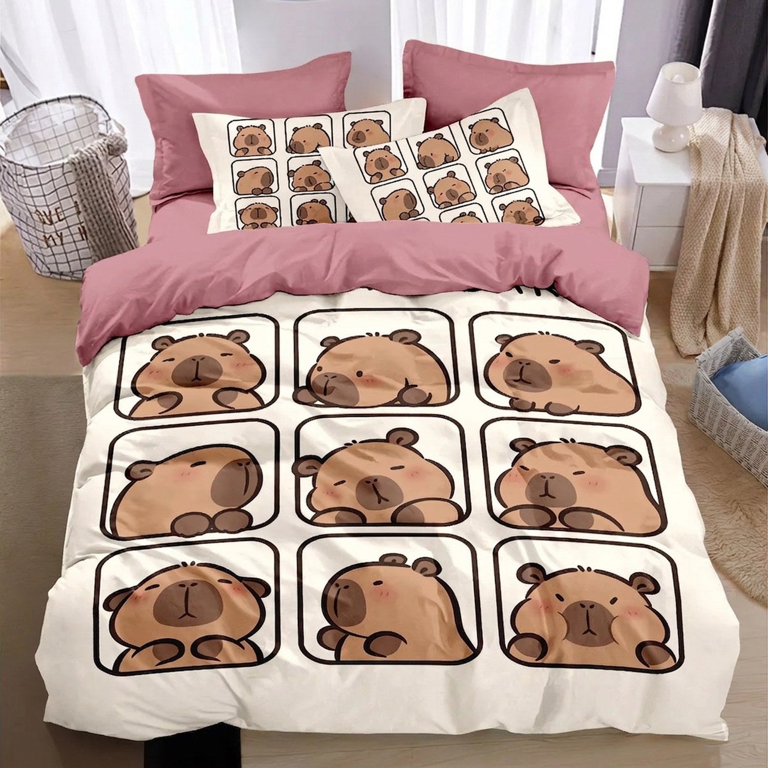 Parure de lit capybara modèle portraits sur un lit dans une chambre cosy