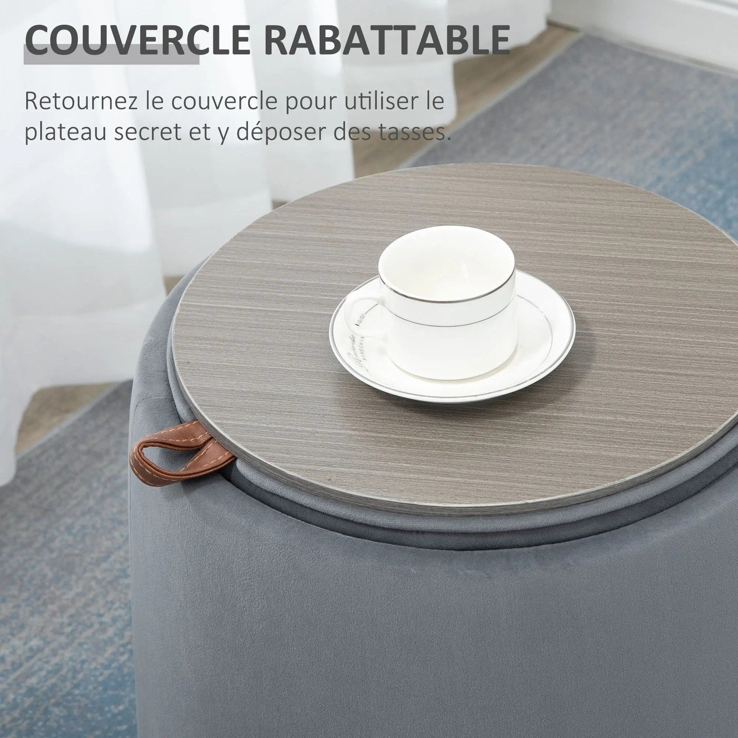 Couvercle rabattable du pouf coffre utilisé comme plateau avec tasse