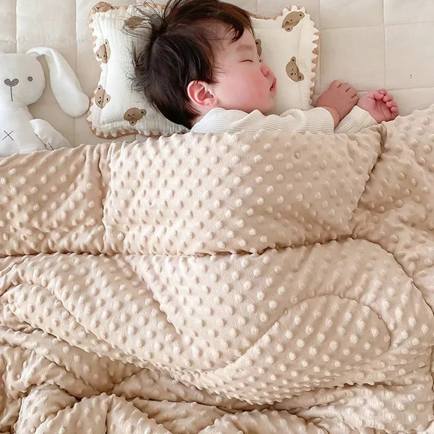 Gros plan sur la bordure moelleuse façon minky de la couette bébé