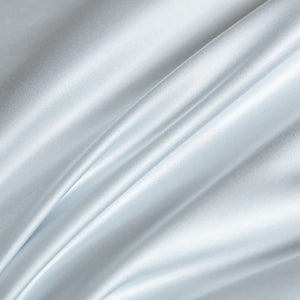 Gros plan sur le tissu soyeux en soie glacée de la couette d'été