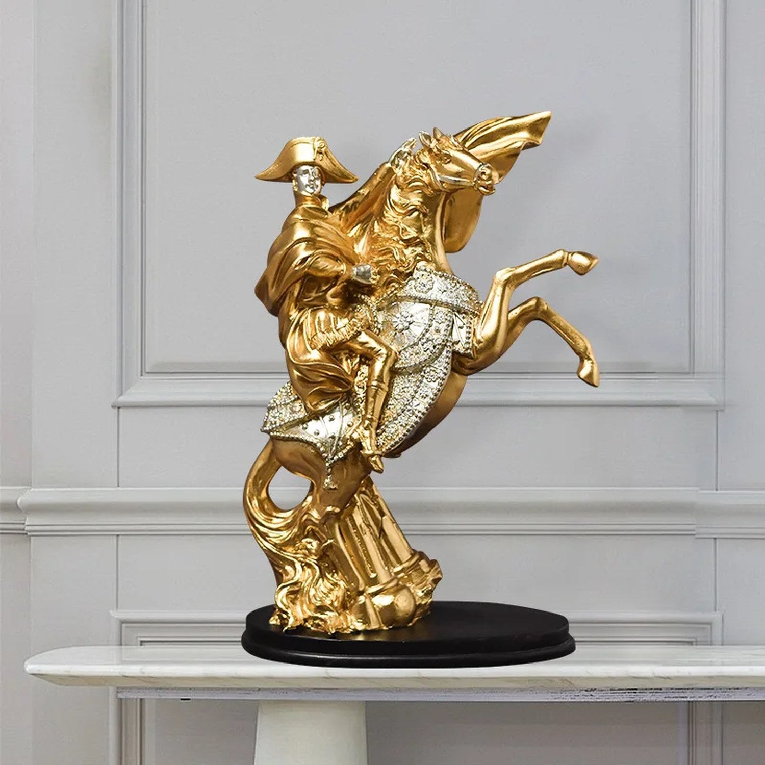 Statue Napoléon dorée posée sur une console en marbre blanc dans un salon haussmannien