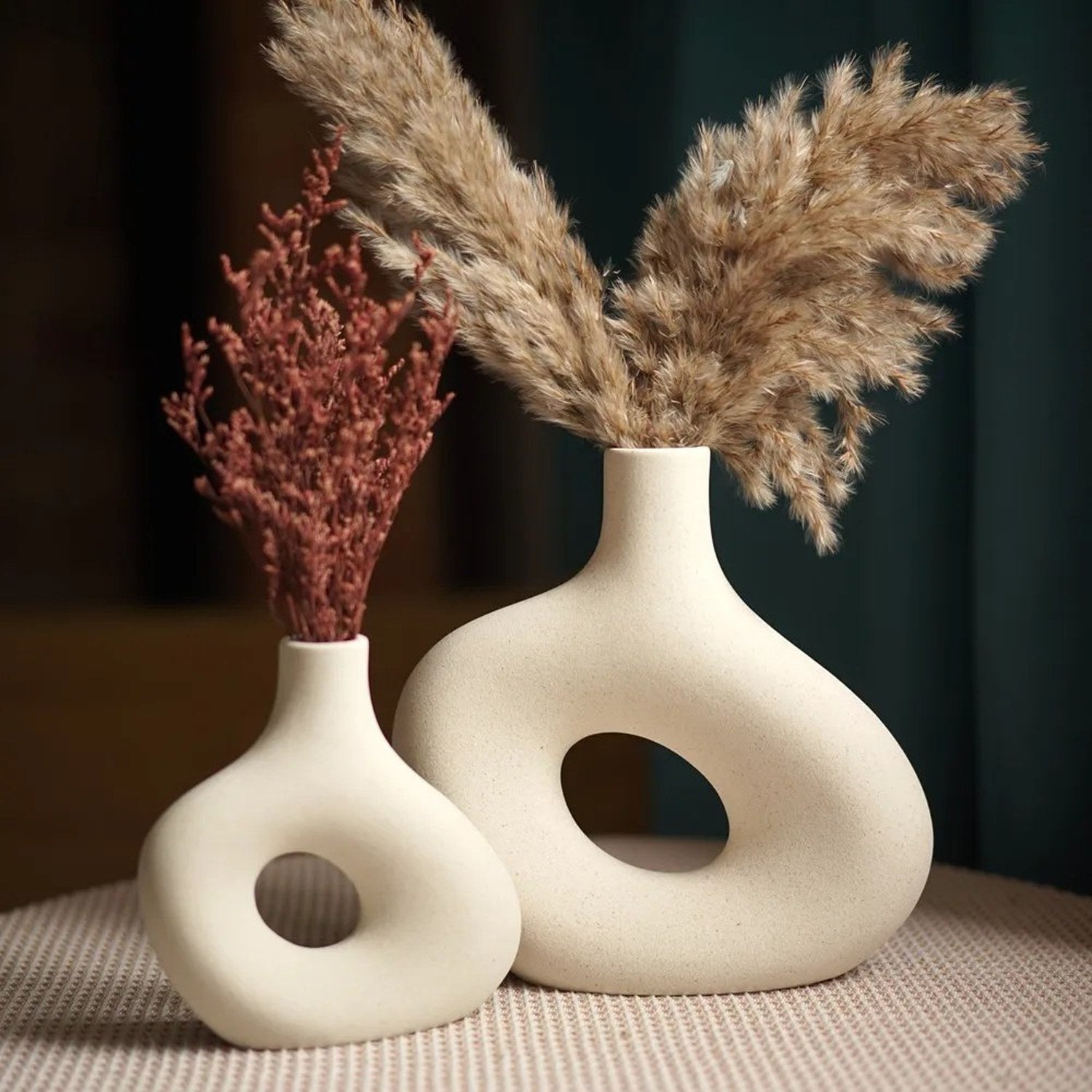 Deux vases en céramique donut garnis de pampa et fleurs séchées
