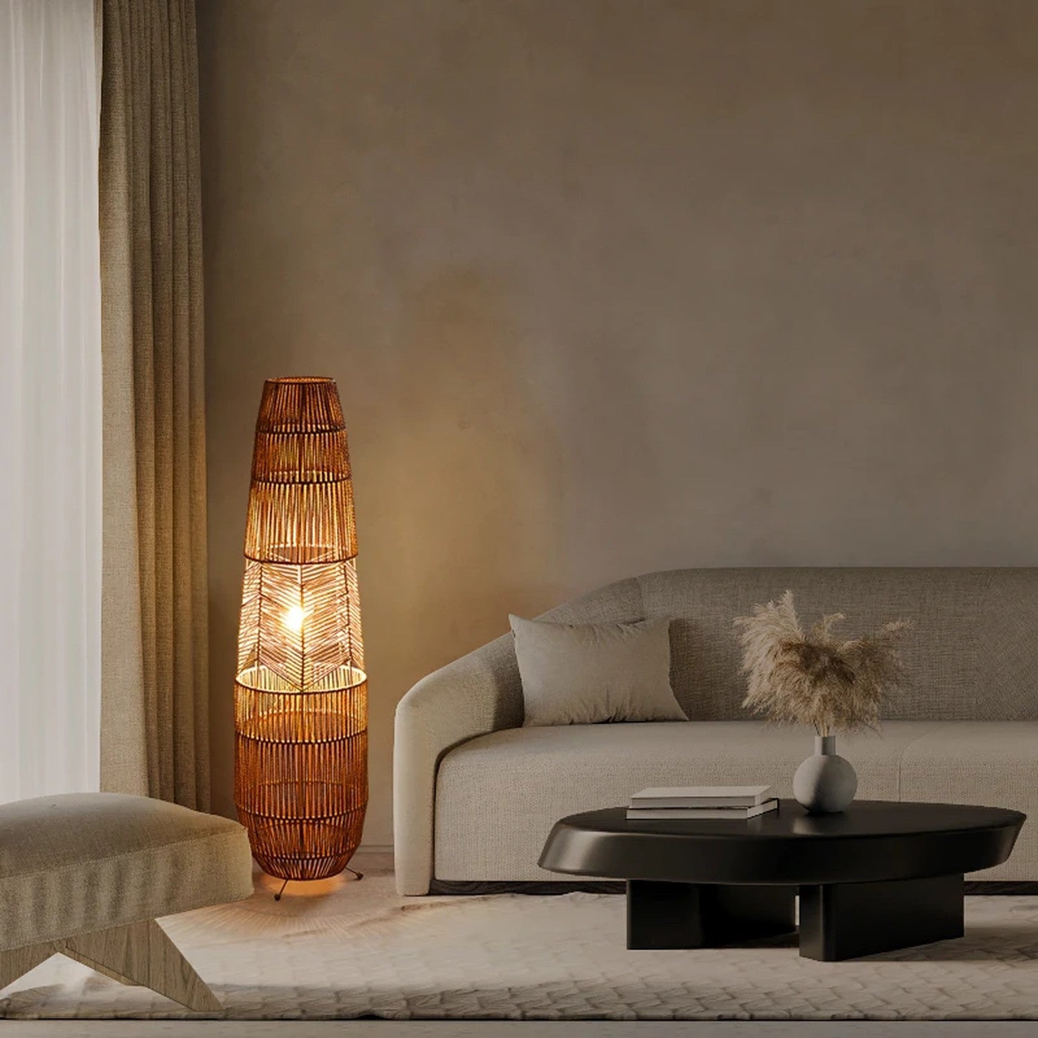 Lampadaire en rotin allumé dans un salon avec canapé beige et table basse