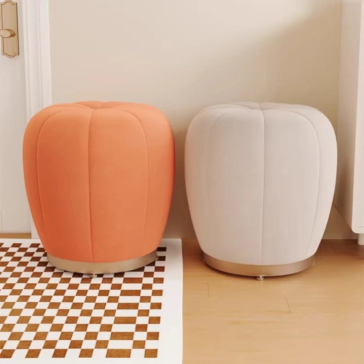 Pouf tabouret citrouille orange et crème côte à côte près d'une porte