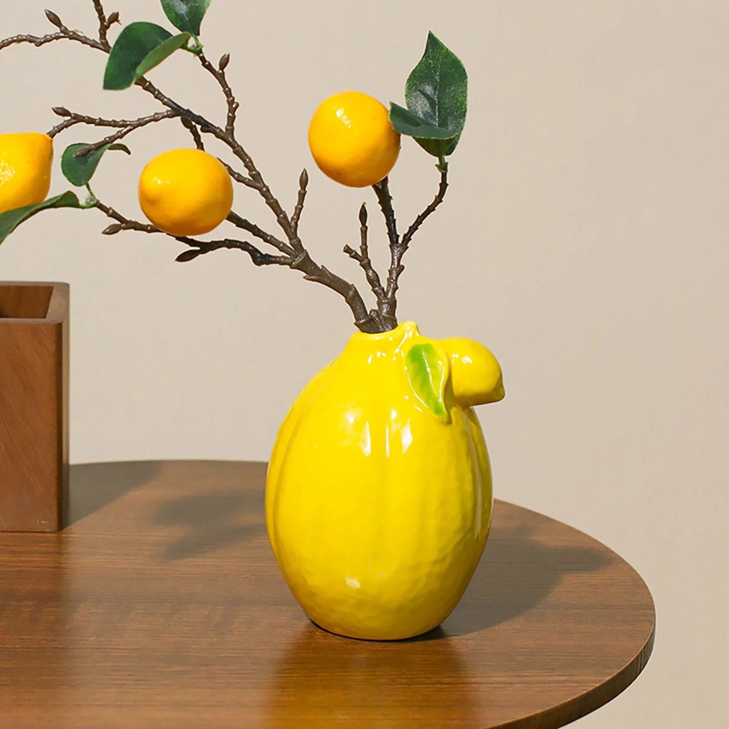 Vase citron céramique jaune fond beige texturé