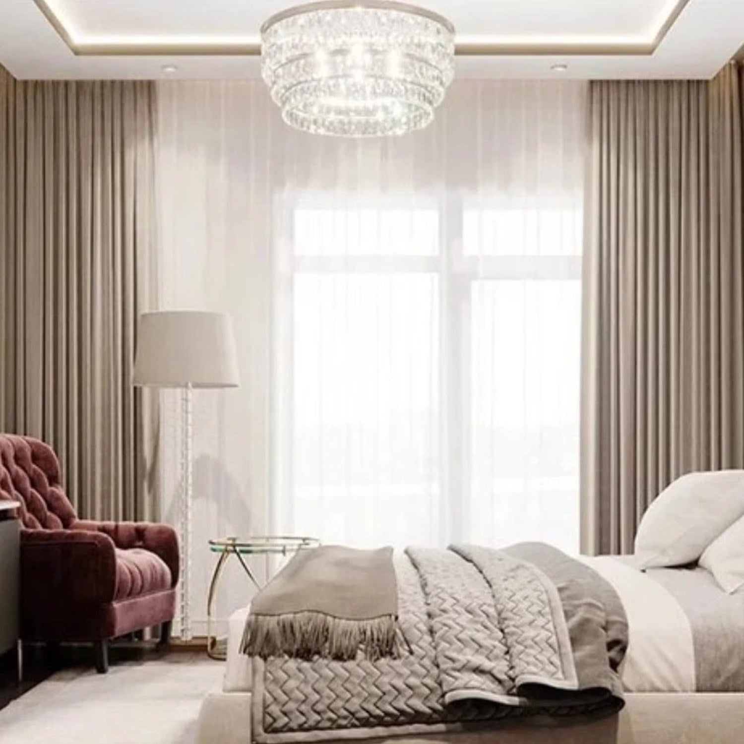 Rideau occultant en velours beige dans une chambre élégante avec lustre