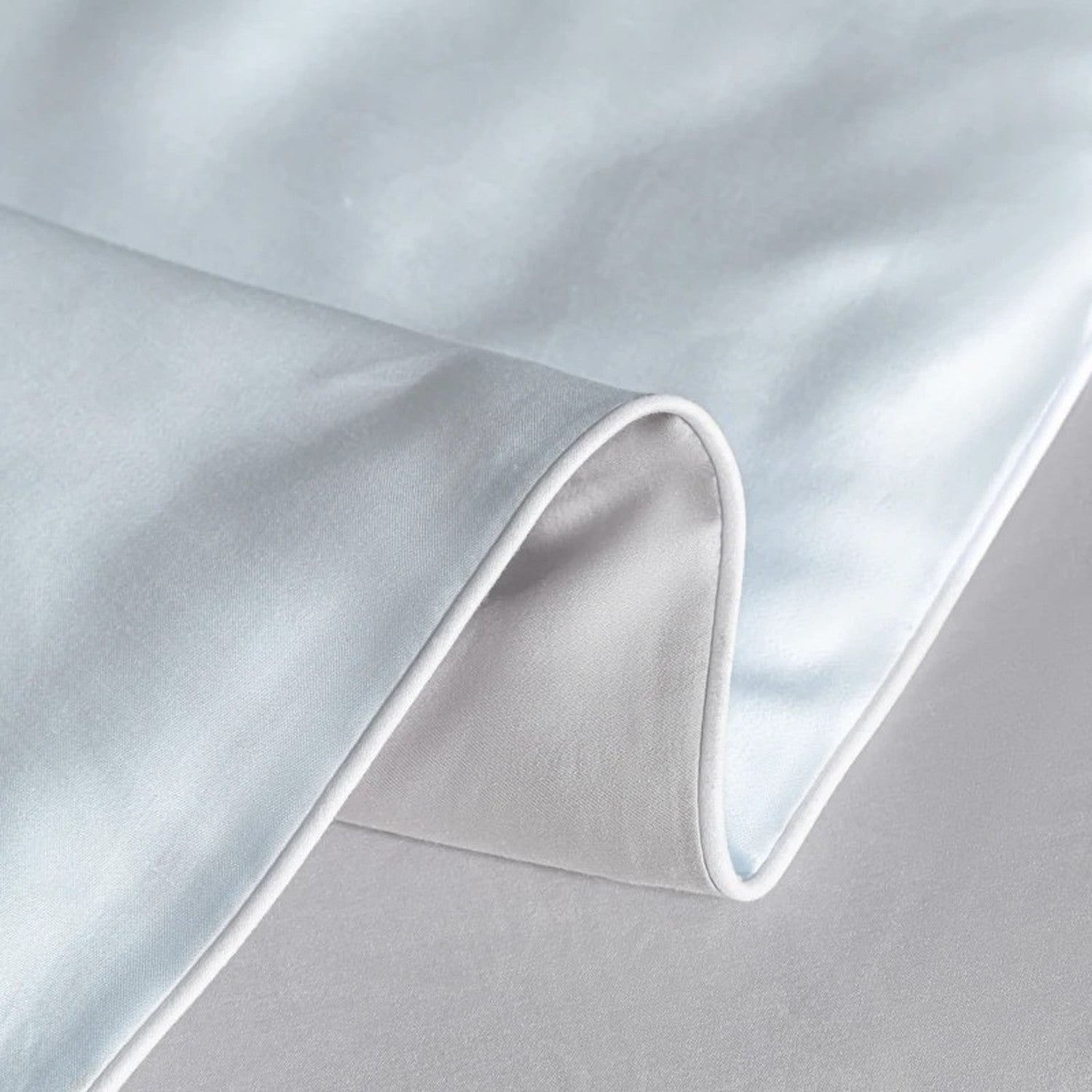 Détail du drapé fluide de la couette d'été en soie glacée