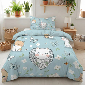 Parure de lit chats et papillons sur fond bleu clair dans une chambre lumineuse