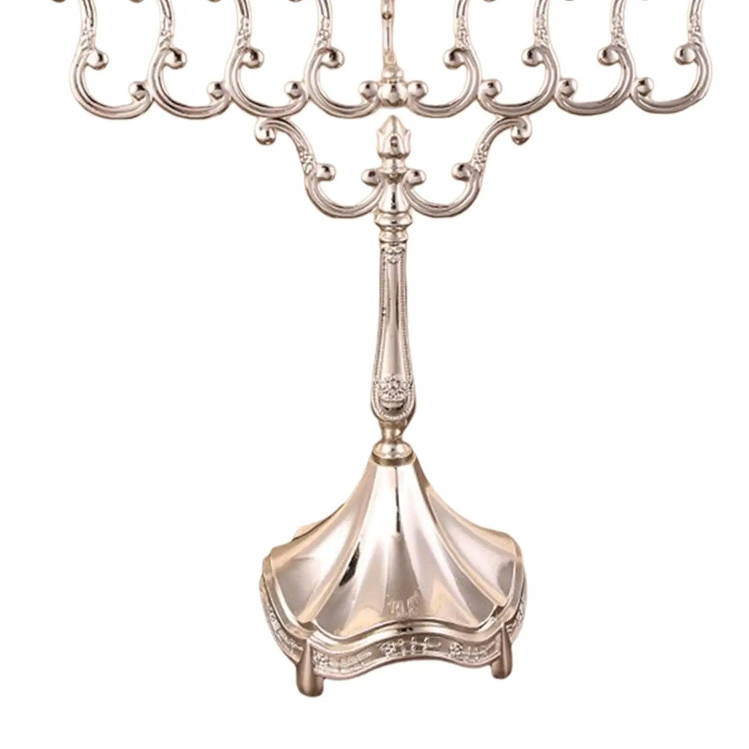 Détail des porte-bougies du candélabre argenté 9 branches style vintage
