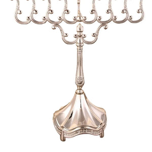 Détail des porte-bougies du candélabre argenté 9 branches style vintage