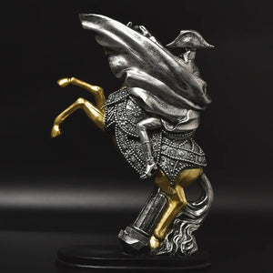 Vue arrière de la statue Napoléon à cheval mettant en valeur les détails sculptés de la cape