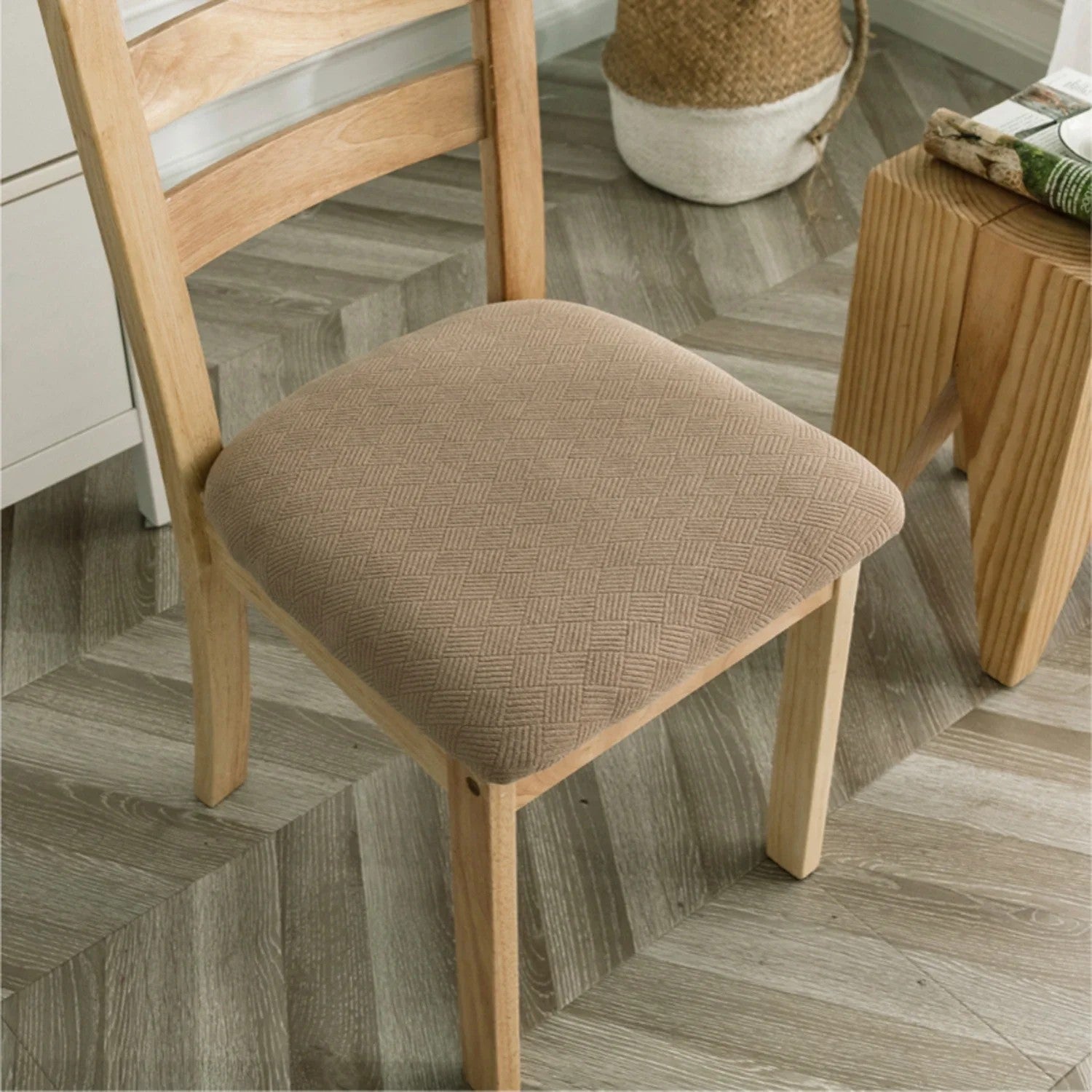 Housse de siège de chaise beige sur une chaise en bois dans un intérieur lumineux