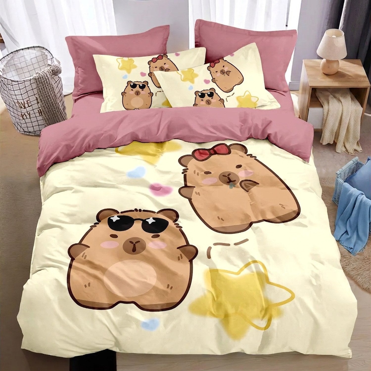 Parure de lit capybara modèle lunettes posée sur un lit près d'une table de chevet