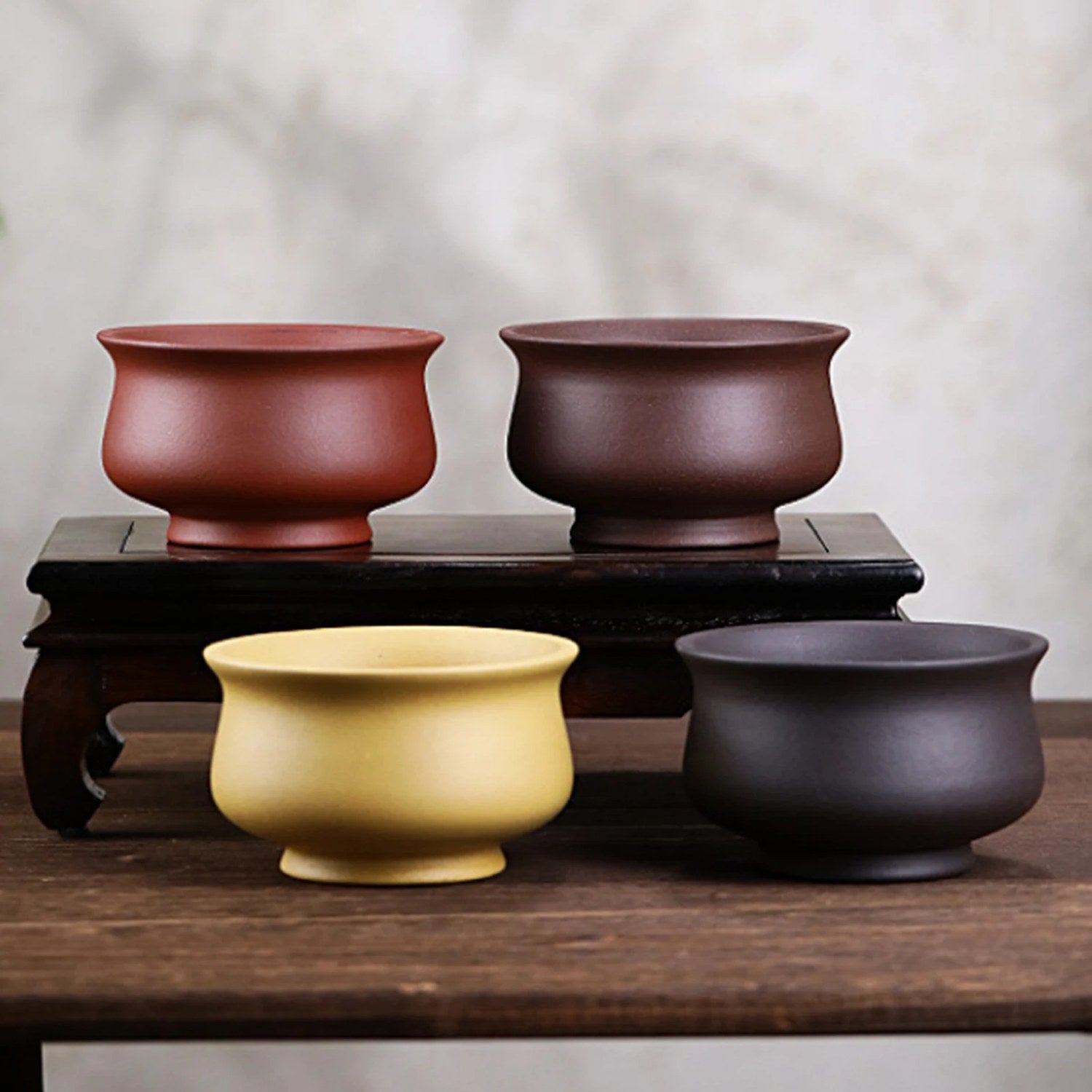 Quatre pots bonsaï urne en grès rouge sur support bois