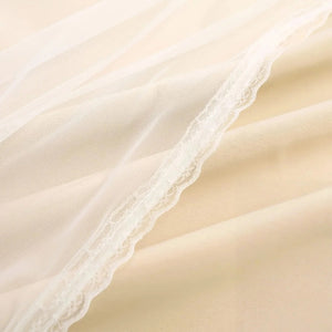 Détail de la bordure en dentelle du voile beige