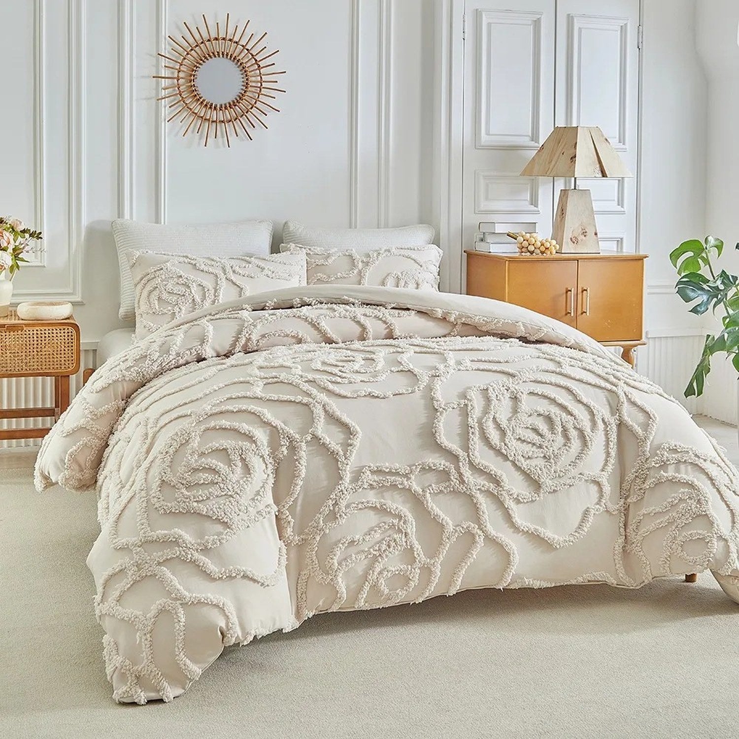 Parure de lit beige à motif floral 3D dans une chambre élégante avec miroir soleil