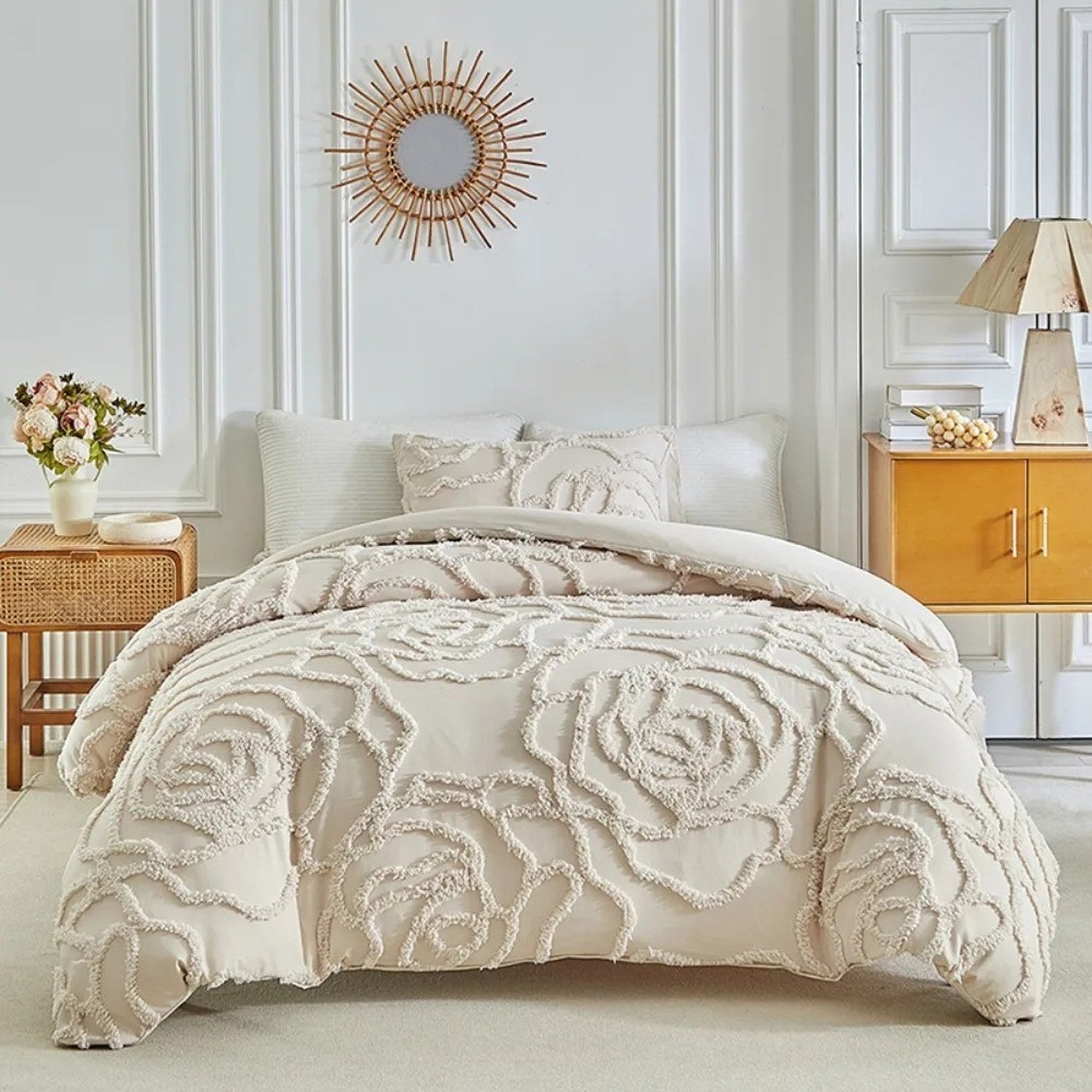 Parure de lit beige à motif floral 3D vue de profil avec table de chevet en bois