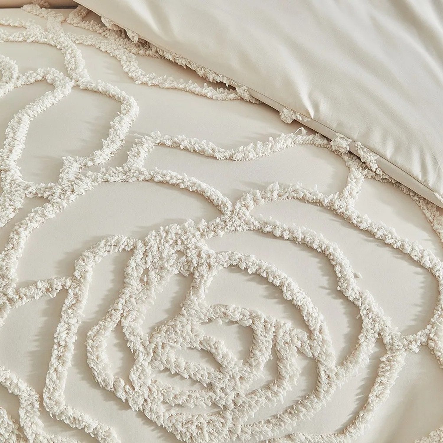 Gros plan sur le motif floral en relief de la housse de couette