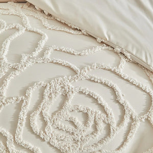 Gros plan sur le motif floral en relief de la housse de couette