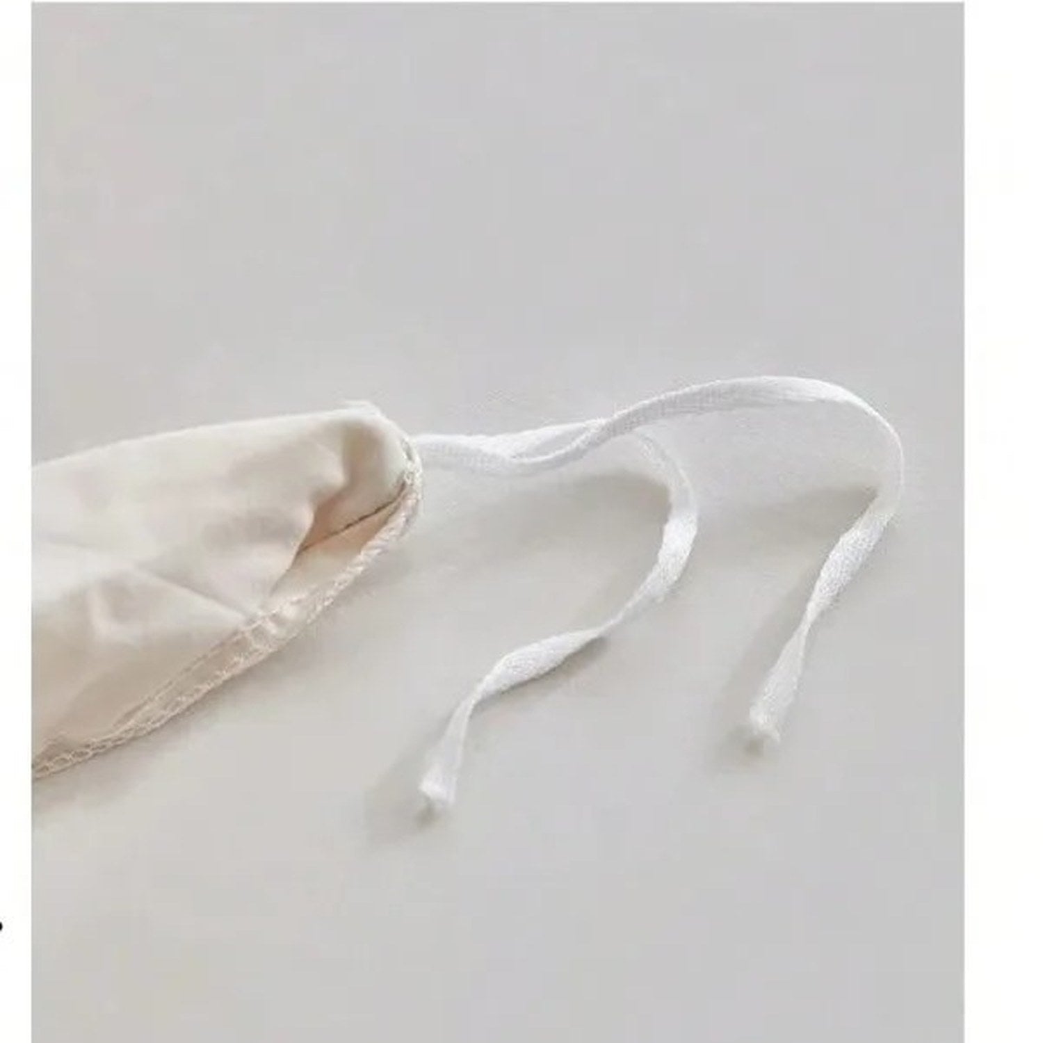 Détail d'une attache d'angle en tissu pour maintenir la couette