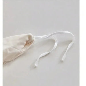Détail d'une attache d'angle en tissu pour maintenir la couette