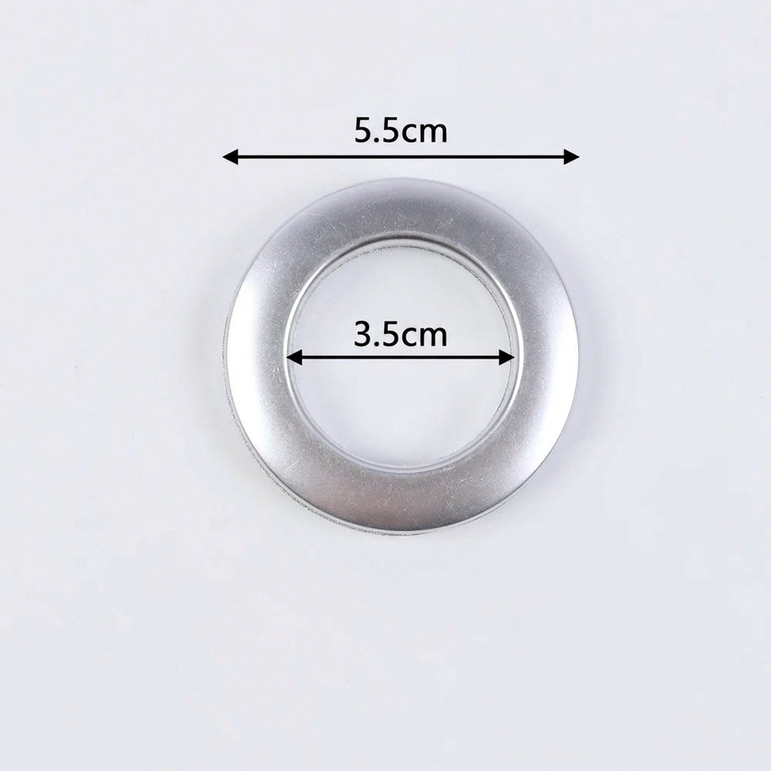 Dimensions de l'œillet diamètre extérieur 5,5 cm et intérieur 3,5 cm