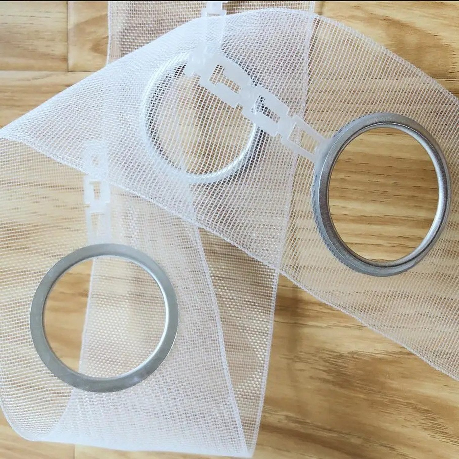 Ruban à œillets transparent en maille posé sur une table en bois