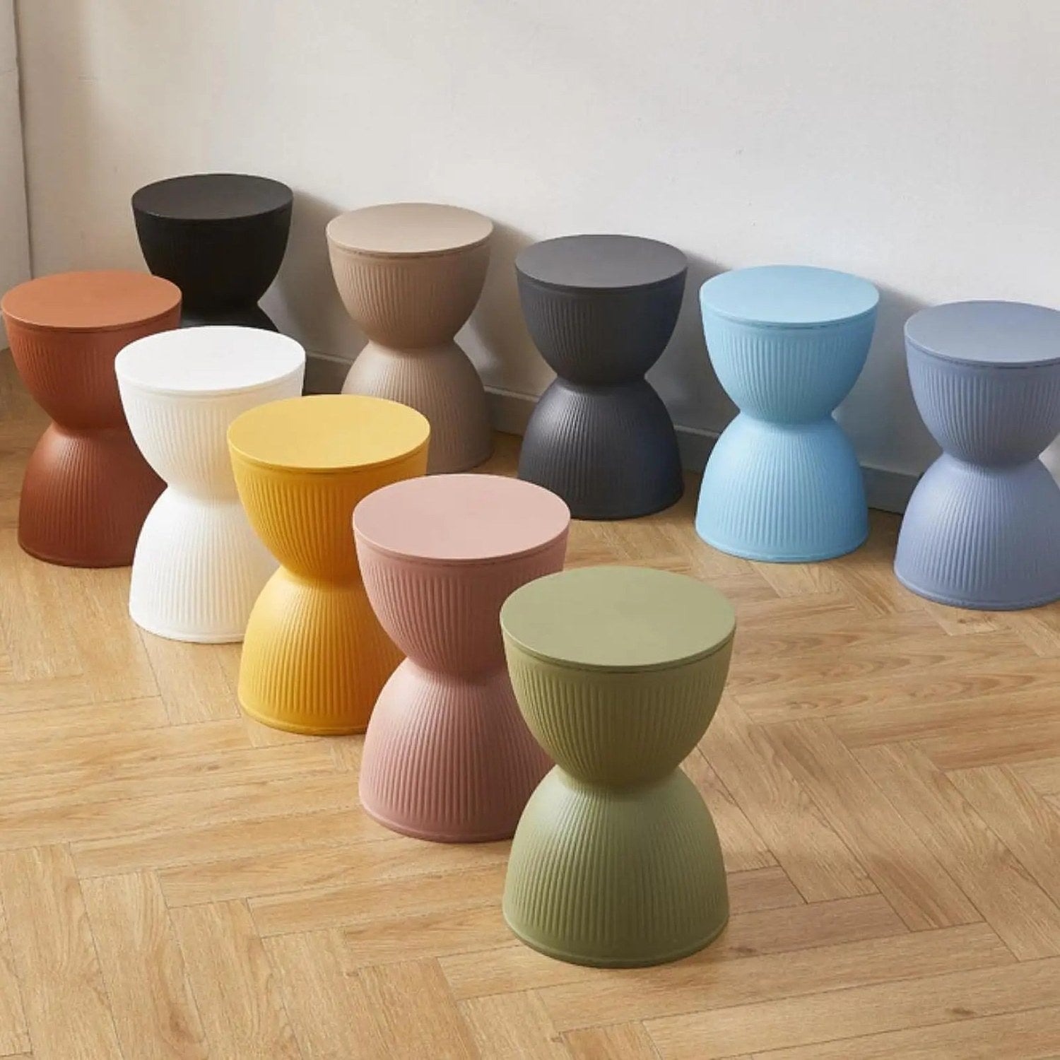 Neuf coloris disponibles du tabouret rond nordique alignés au sol