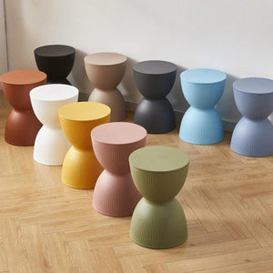 Neuf coloris disponibles du tabouret rond nordique alignés au sol