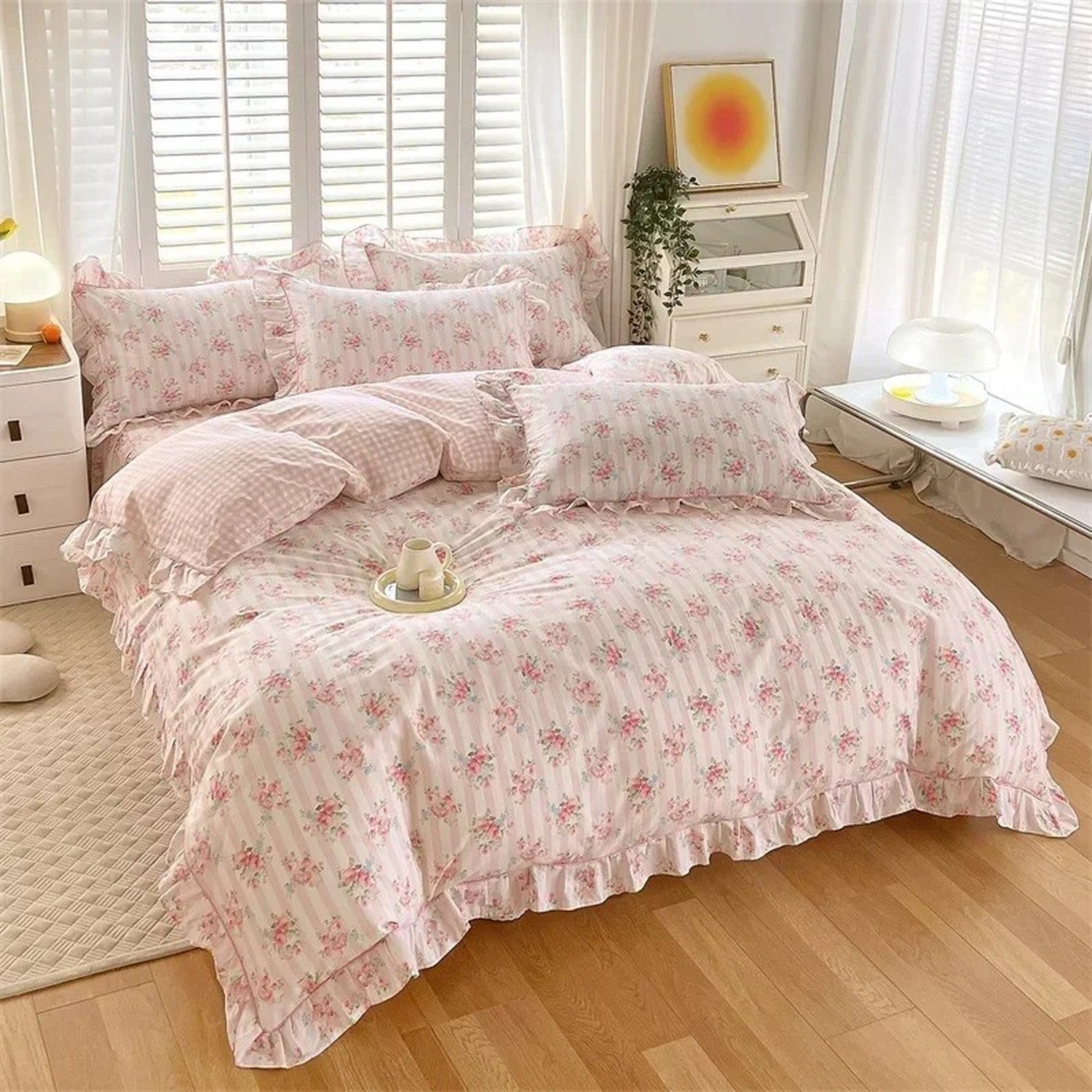 Détail du motif fleuri rose et des taies assorties sur un lit