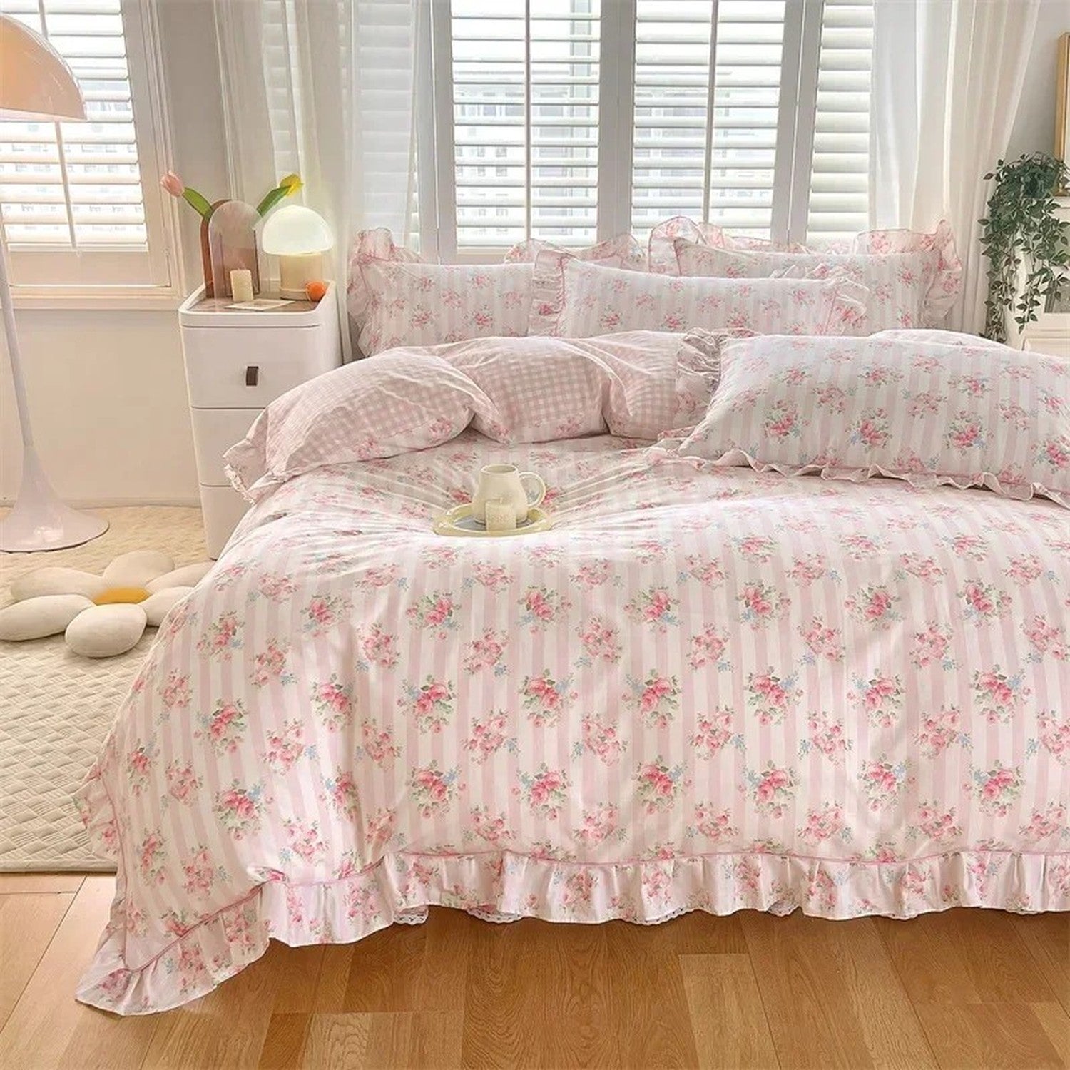 Vue large de la parure fleurie rose dans une chambre lumineuse