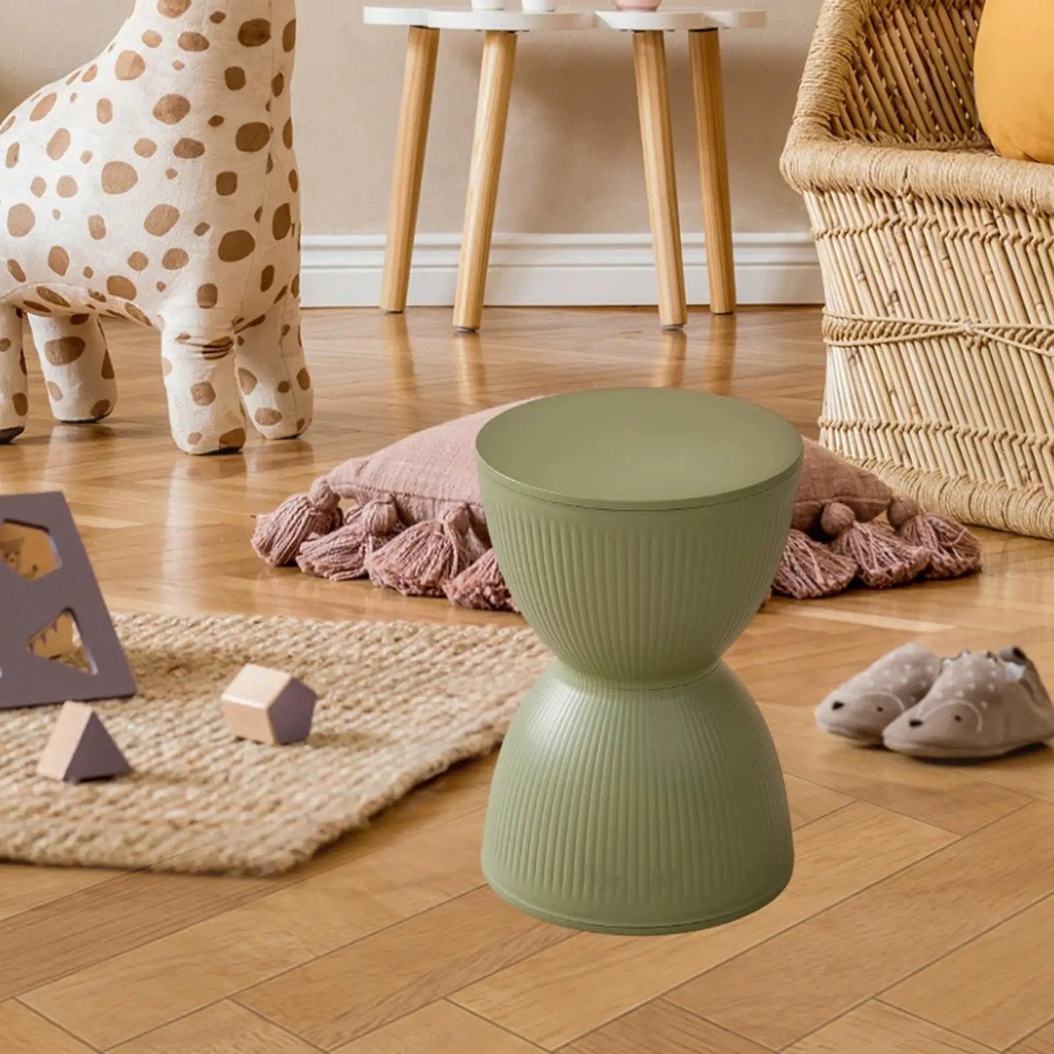 Tabouret rond nordique utilisé comme table d'appoint avec tasse et livre